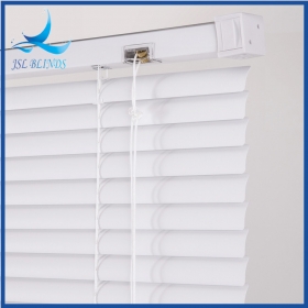 weiße PVC-Jalousien