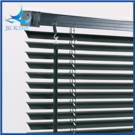Schwarze PVC-Jalousien