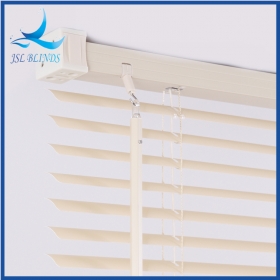 Cremefarbene PVC-Jalousien